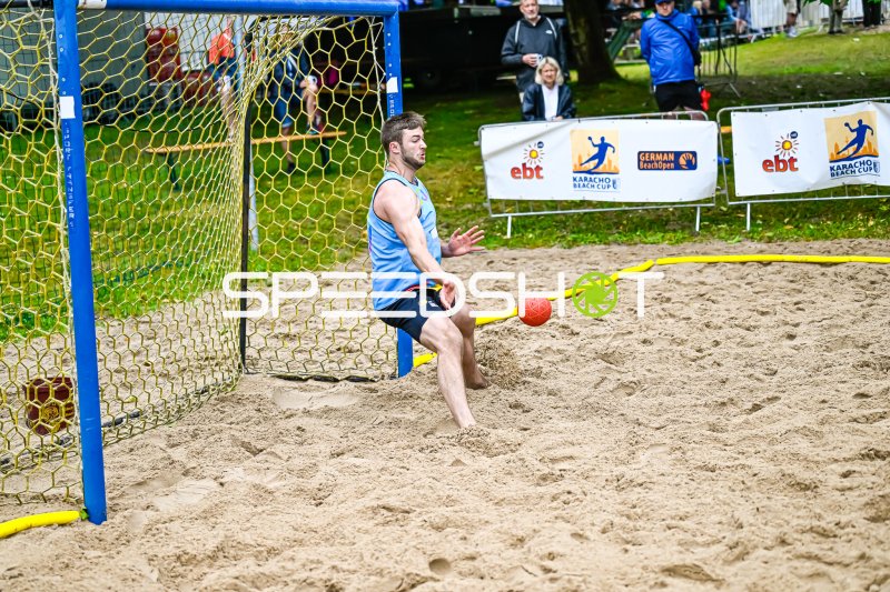 Torwart pariert beim Karacho Beach Cup / German BeachOpen