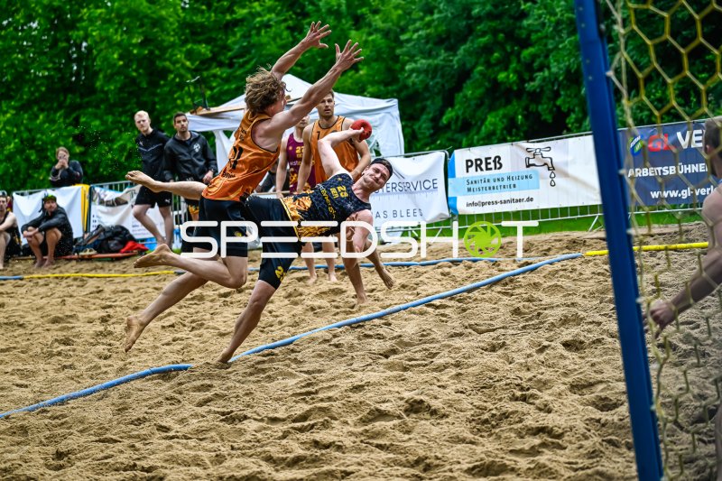 Spektakulärer Wurf beim Beach-Handball-Turnier im Sand