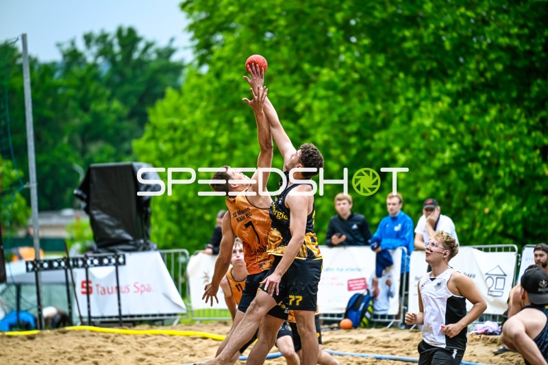 Zweikampf um den Ball beim Beach-Handball-Turnier