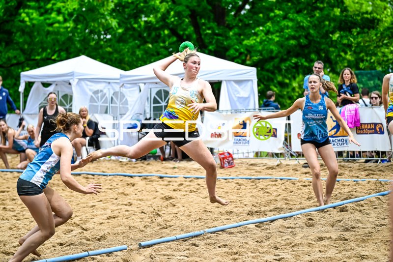 Wurfaktion beim German Beach Open – Spielerin (#15) springt zum Wurf