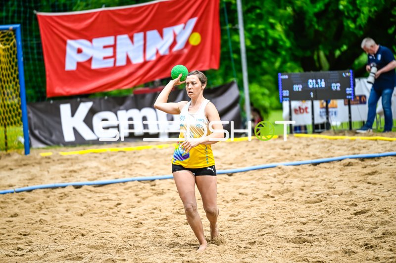 Spielerin (#22) beim Wurf im Beach-Handball-Match