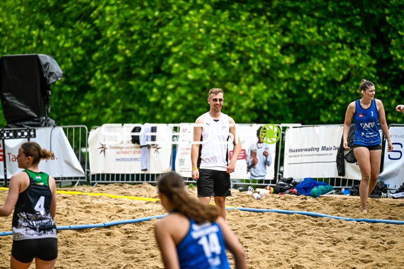 Spieler im Deutschland-Trikot beim Beach-Handball-Turnier