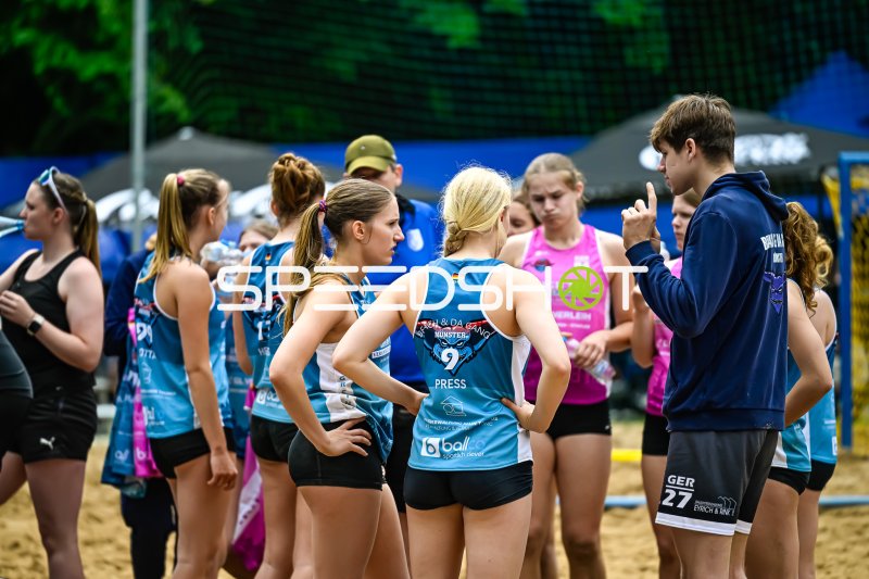Beach & Da Gang Münster bei Teambesprechung am Sandplatz
