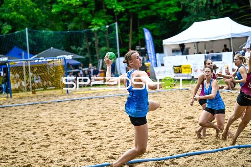 Wurfaktion beim Beach-Handball-Turnier auf Sandplatz