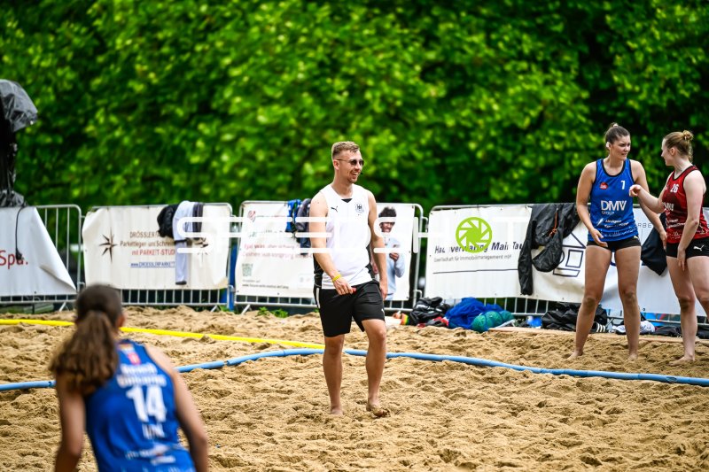Beach-Handball-Turnier mit Spielern auf Sandplatz