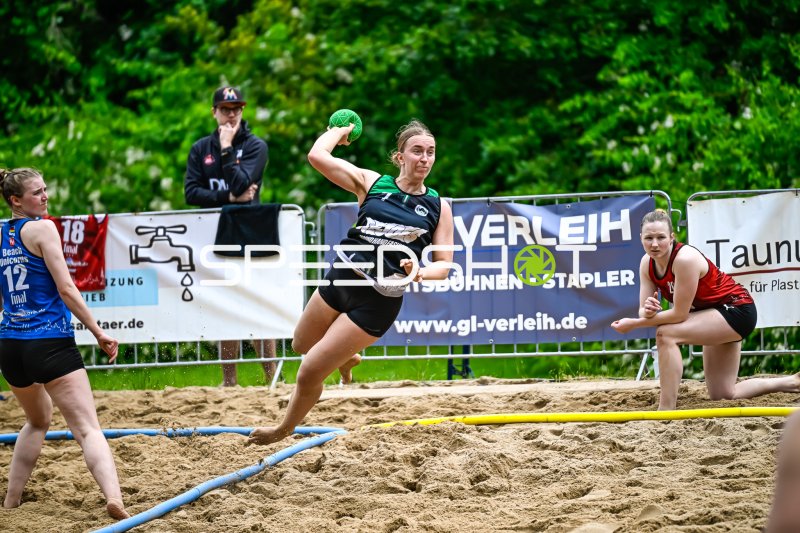 Wurfaktion beim Beach-Handball-Turnier im Freien