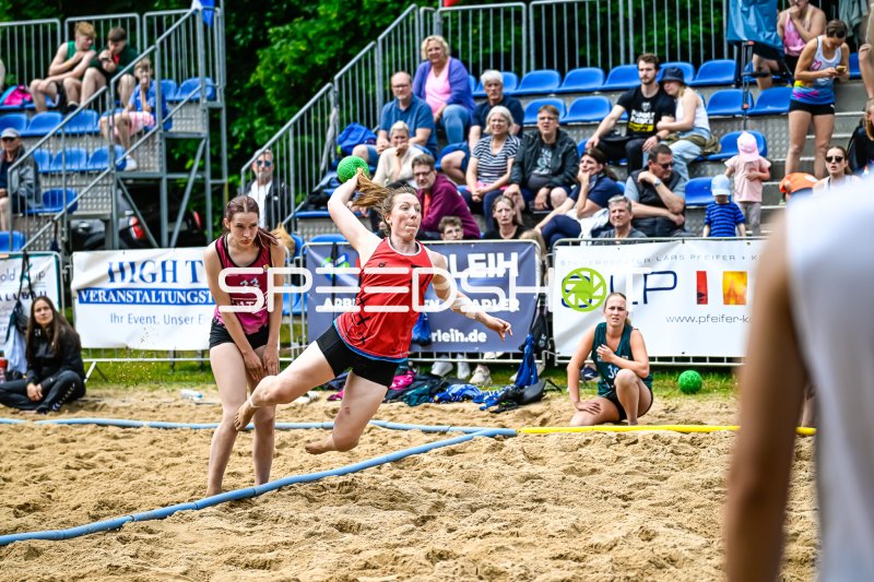 Niederlande-Spielerin (#7; NED) beim Wurfversuch im Beach-Handball