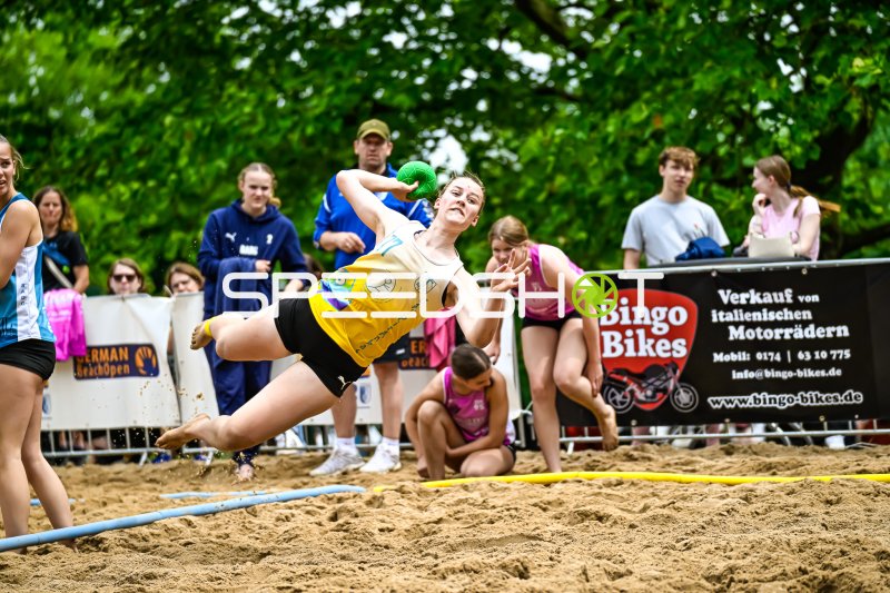 Spektakulärer Wurfversuch beim German Beach Open Handball