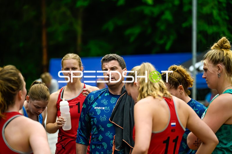 Trainer-Ansprache an Spielerinnen bei Outdoor-Sportveranstaltung