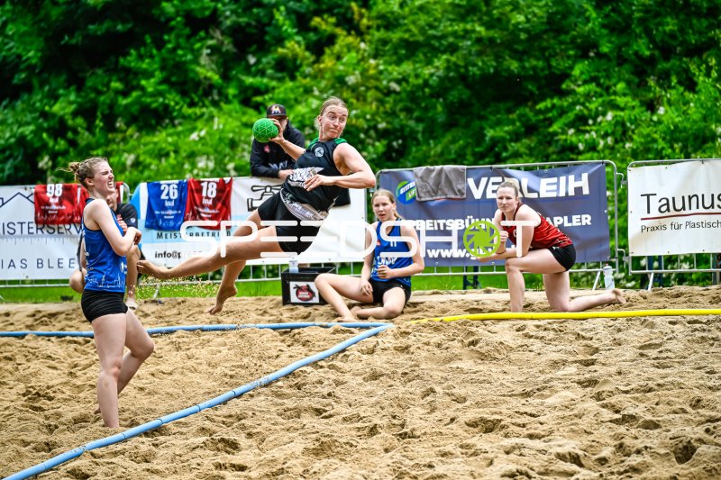 Wurfaktion beim Beach-Handball-Turnier im Sand