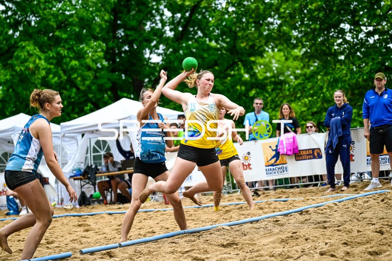 Spielerin (#15) beim Wurf beim Karacho Beach Cup