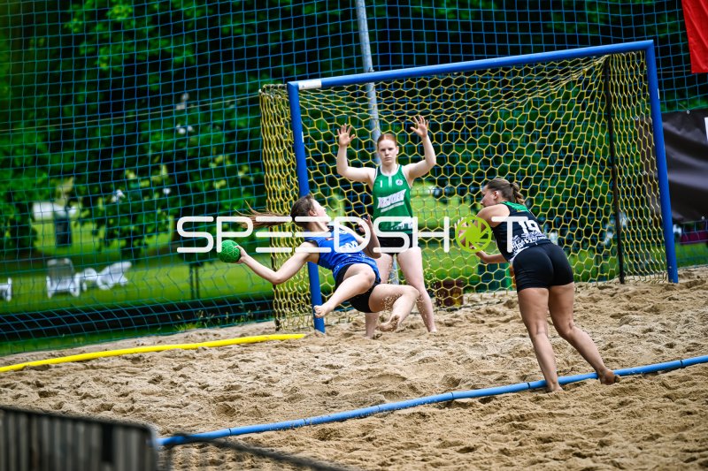 Spektakulärer Wurfversuch beim Beach-Handball-Spiel im Sand