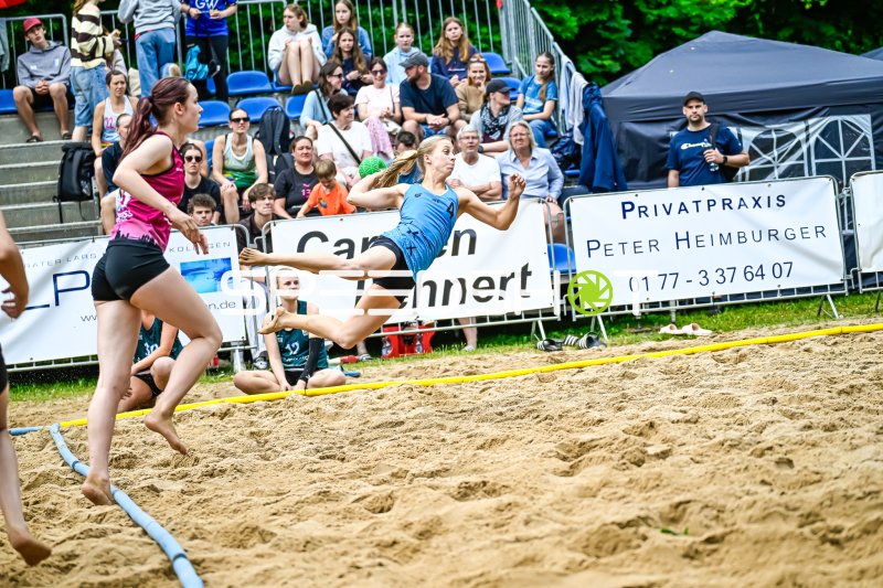Spektakulärer Sprungwurf beim Beach-Handball-Turnier