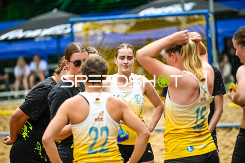 Teamgespräch beim Beach-Handball auf Sandplatz