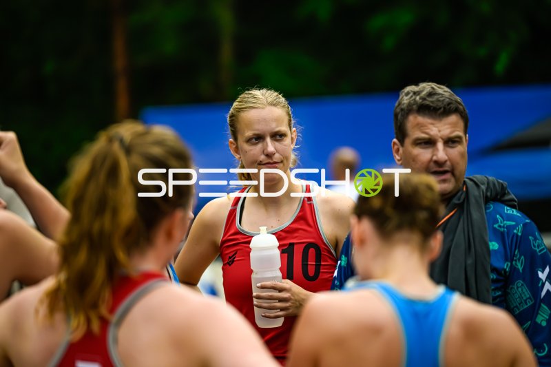 Spielerin (#10) in Teambesprechung mit Trainer