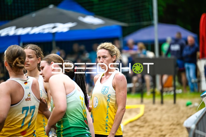 Spielerinnen der Caipiranhas beim Beach-Handball-Turnier