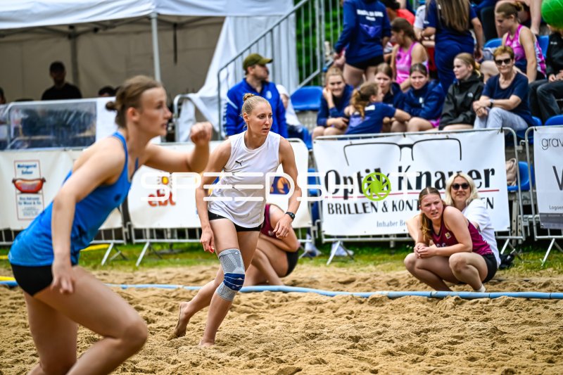 Spielerinnen im Zweikampf beim Beach-Handball-Turnier