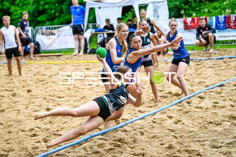 Spektakuläre Abwehraktion beim Beach-Handball-Turnier im Sand
