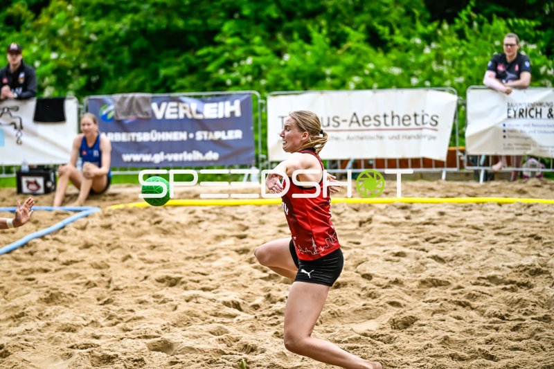 Spielerin beim Wurf im Beach-Handball-Turnier