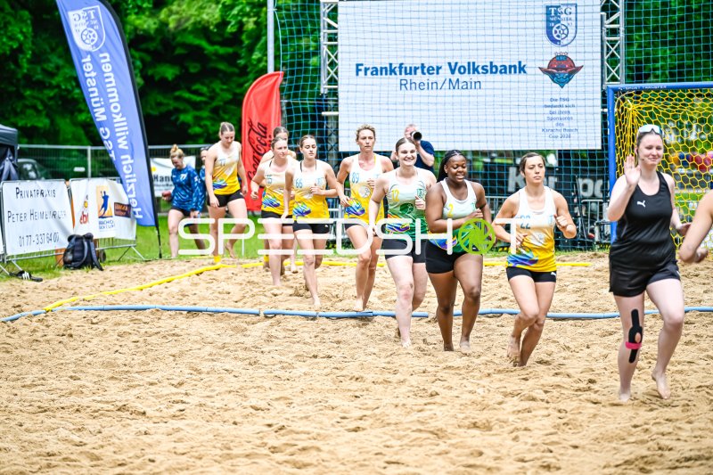 Spielerinnen beim Aufwärmen am Karache Beach Cup 2024