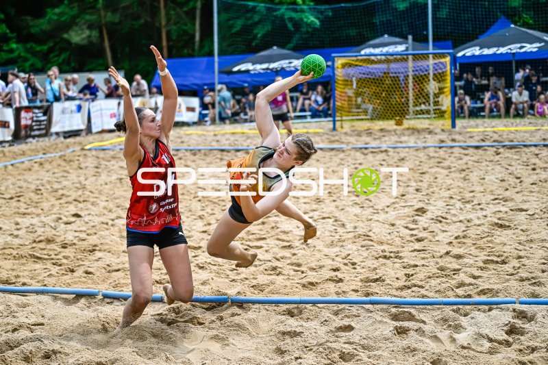 Spektakulärer Wurf beim Beach-Handball-Turnier im Sand
