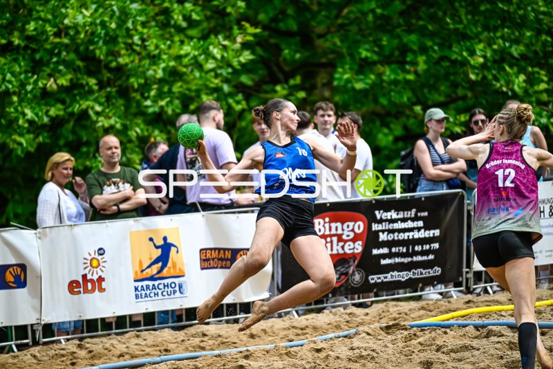 Spielerin (#13; DMV) beim Sprungwurf im Beachhandball