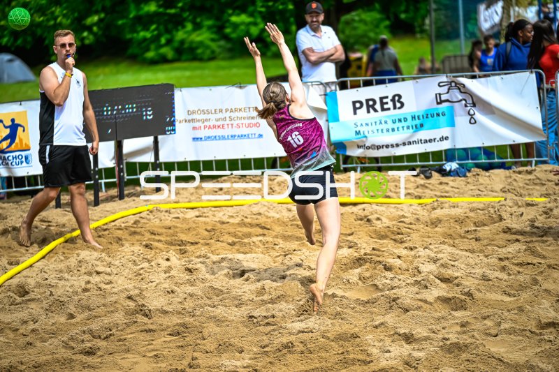 Spielerin (#16) beim Wurfversuch im Beach-Handball