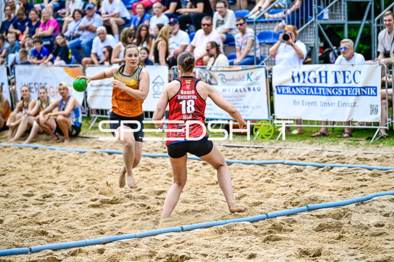 Spielerin (#18; Beach Unicorns) im Zweikampf beim Beach-Handball