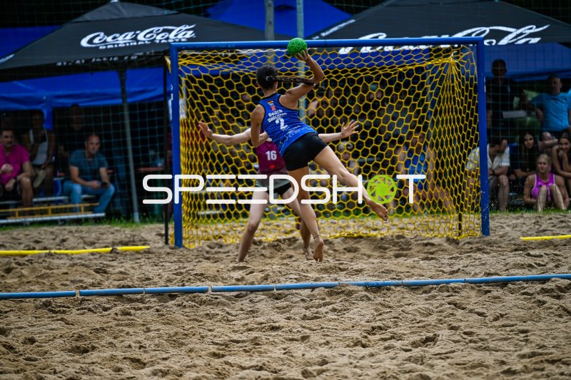 Spielerin (#2; Beach Unicorns) springt zum Wurf im Beach-Handball