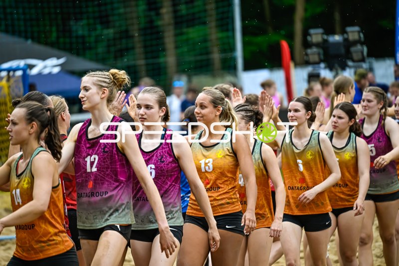 Beachhandball-Spielerinnen beim Handshake nach dem Spiel