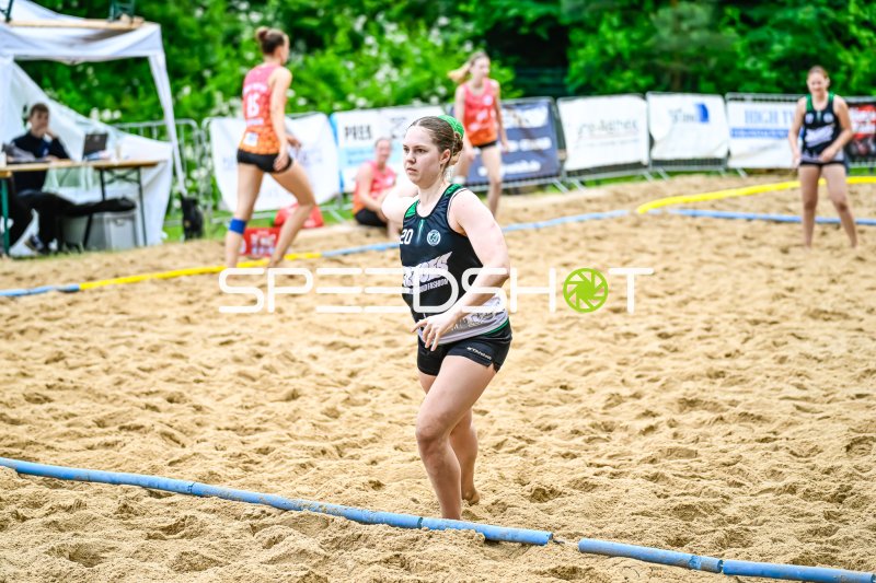 Spielerin #20 im Einsatz beim Beach-Handball-Match