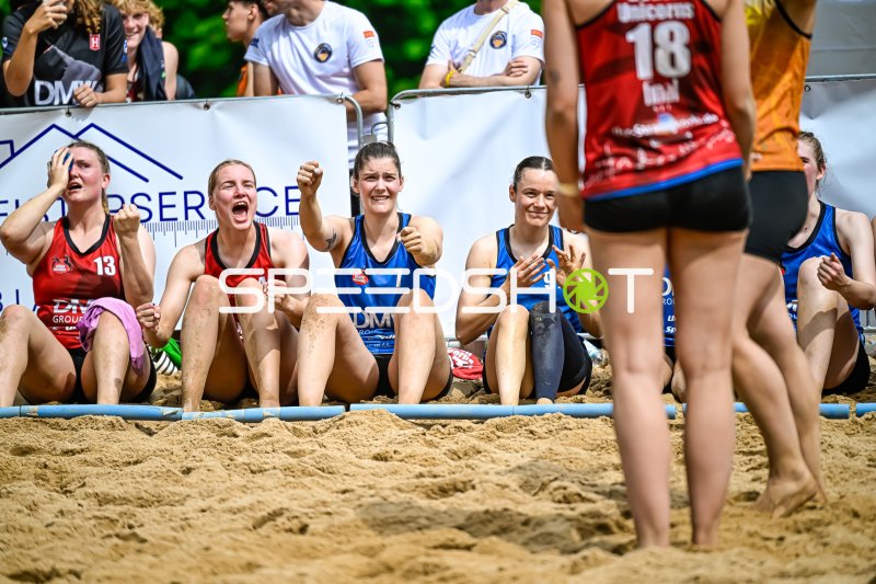 Jubelnde Spielerinnen am Spielfeldrand beim Beach-Handball