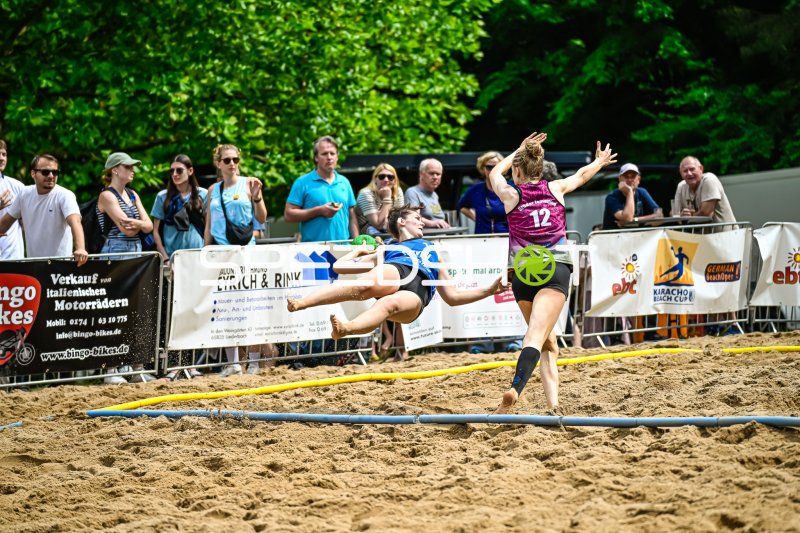 Spektakulärer Wurfversuch beim Karacho Beach Cup im Beachhandball