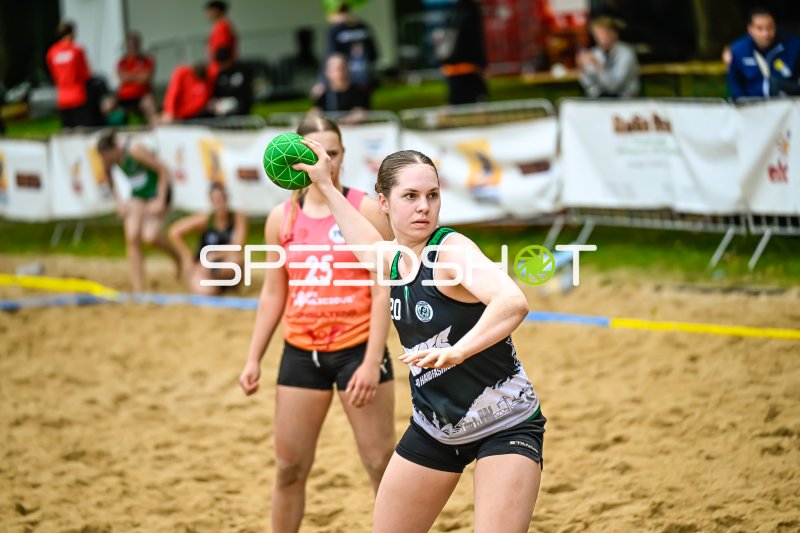 Spielerin (#20) beim Wurf im Beach-Handball-Turnier