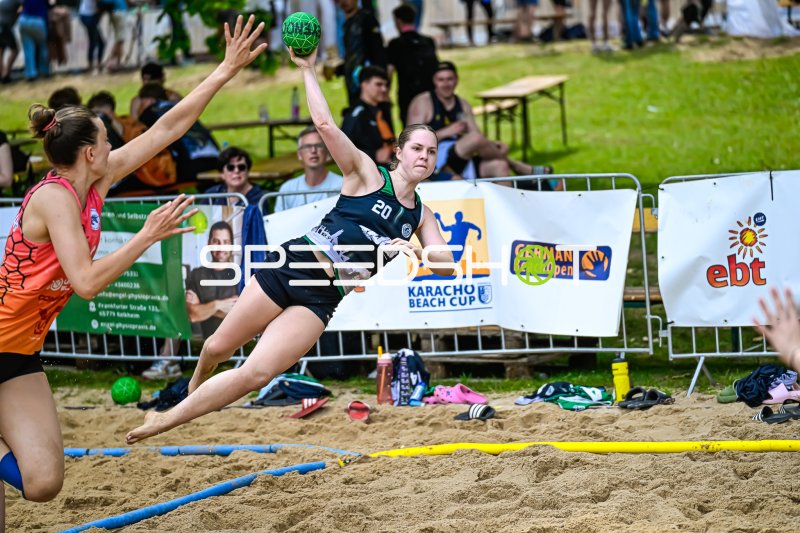 Spielerin (#20) beim Wurfversuch beim Karacho Beach Cup