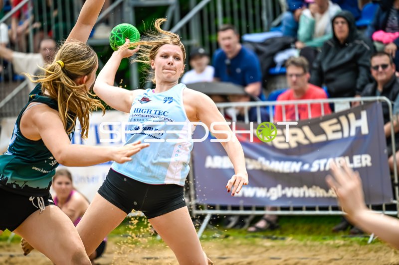 Spielerin (#77; GER) beim Wurfversuch im Beach-Handball