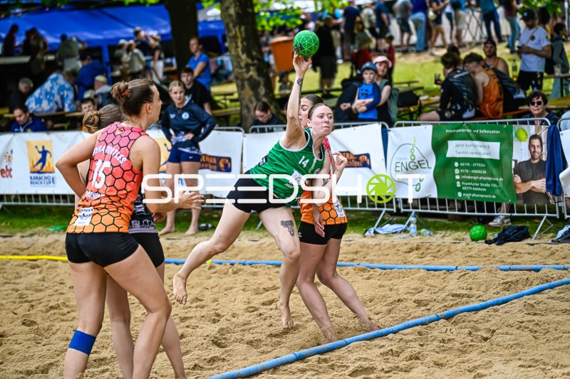 Spielerin (#14) beim Wurf im Beach-Handball-Turnier