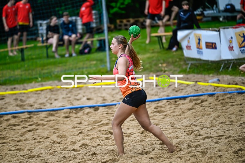 Spielerin im Wurfmoment beim Beach-Handball-Turnier