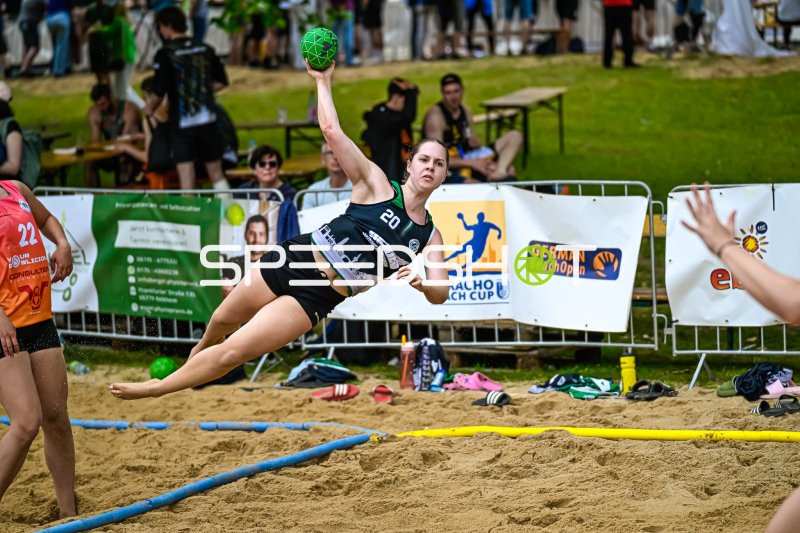 Spielerin (#20) mit Sprungwurf beim German BeachOpen