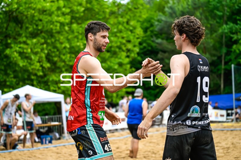 Handshake zwischen zwei Beachvolleyball-Spielern nach dem Spiel