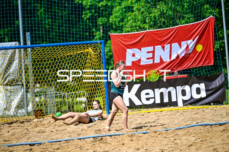 Torjubel beim Beach-Handball vor Kempa- und Penny-Werbebande