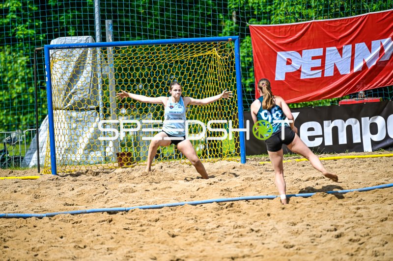 Torwart (#94) pariert Wurf von Spielerin (#96) im Beach-Handball