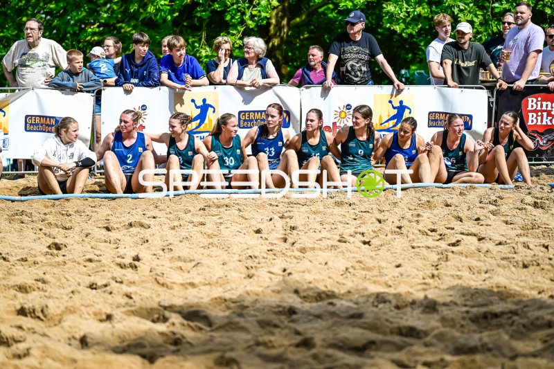 Spielerinnen verfolgen das Spiel am Rand beim German Beach Open