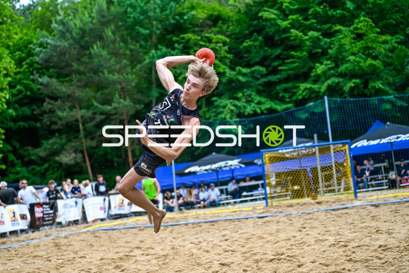 Spieler (#7) beim Sprungwurf im Beach-Handball