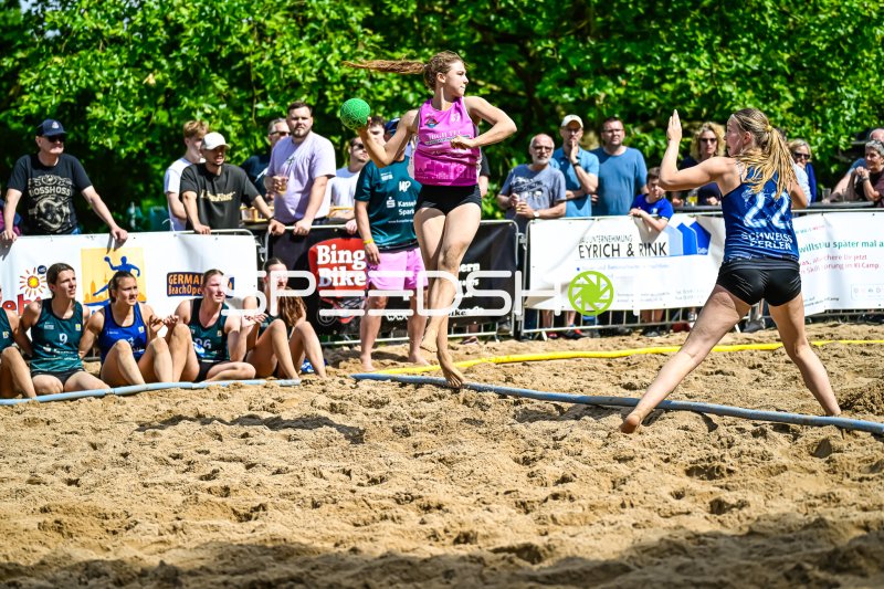 Wurfaktion beim German Beach Open – Spielerin (#22) im Zweikampf