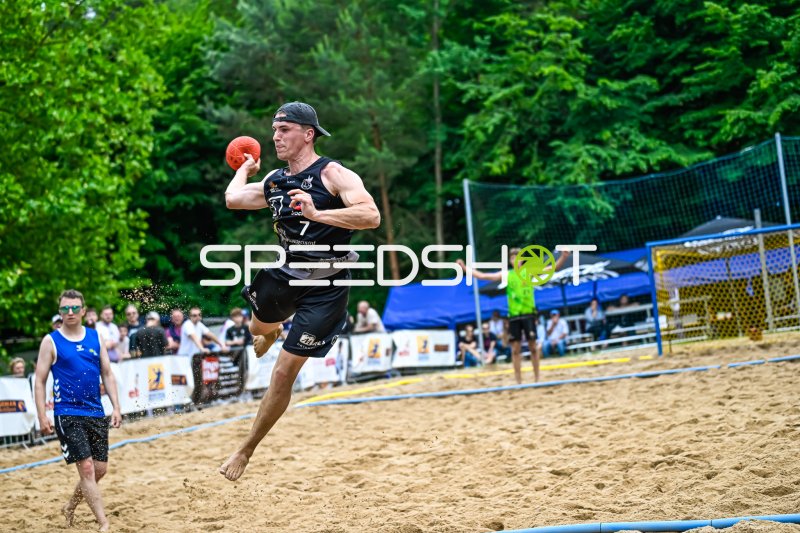 Spieler (#7) beim Sprungwurf im Beach-Handball-Turnier