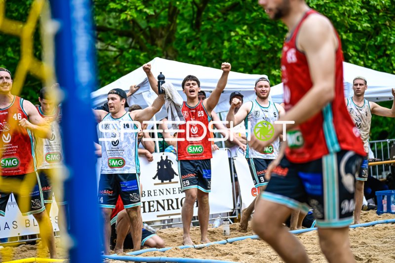 Jubel am Spielfeldrand beim Beach-Handball-Turnier
