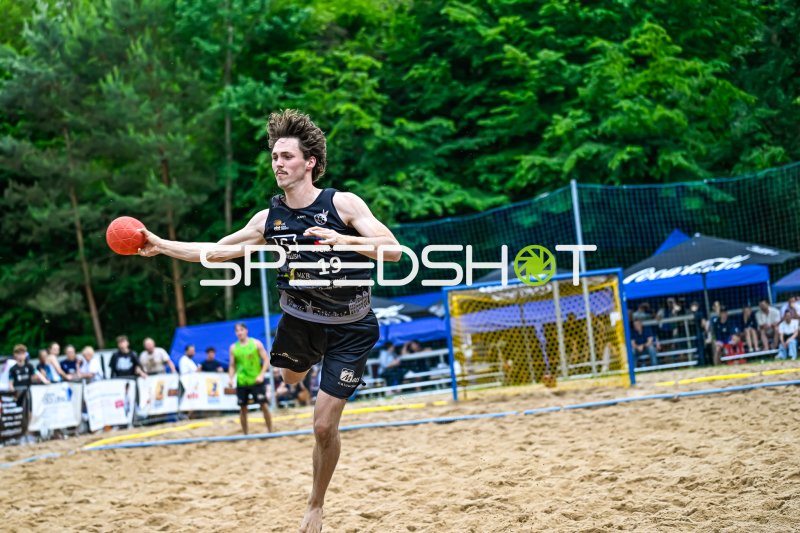 Spieler #19 beim Wurfversuch im Beach-Handball-Turnier