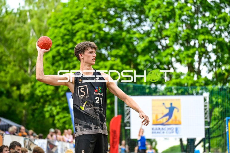 Spieler #21 beim Wurf im Beach-Handball-Turnier