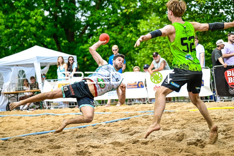 Spektakulärer Fallwurf beim German Beach Open im Sand